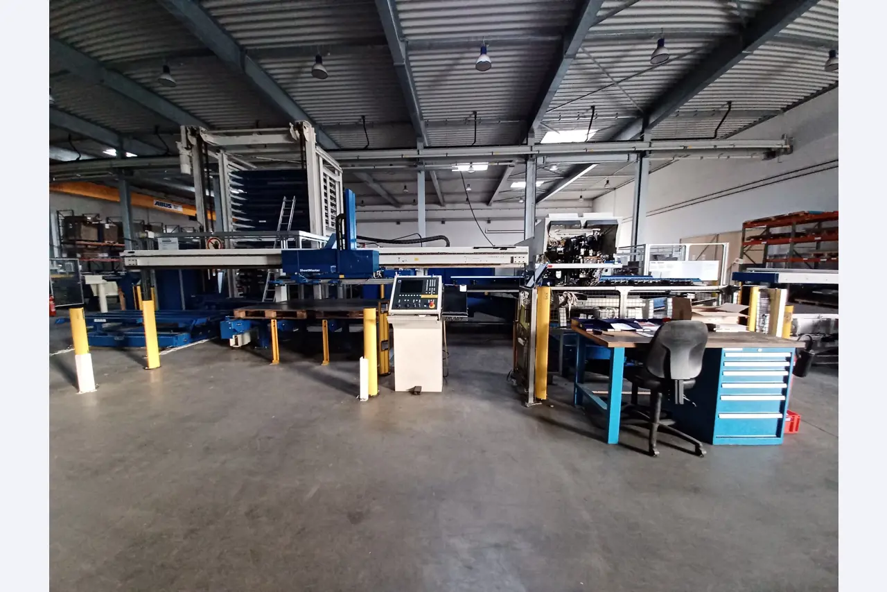 Stroje výrobce osvětlení, včetně strojů pro obrábění kovů s příslušenstvím, kontinuální lakovací systém, vysokoregálové regály, průmyslové vozíky, vozidla, IT a kancelářské vybavení.-1