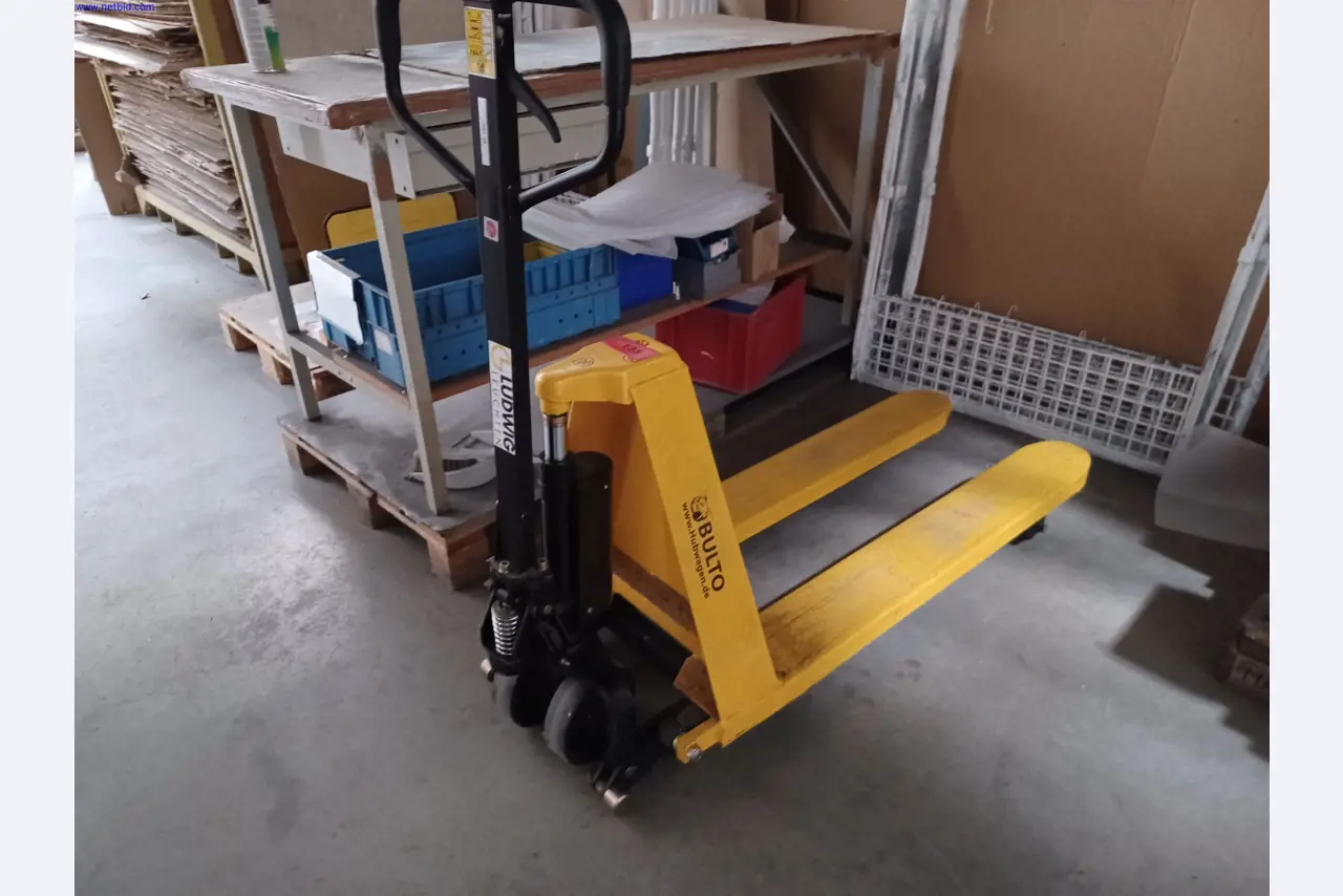 Machines d'un fabricant de luminaires, entre autres pour le travail du métal avec accessoires, installation de peinture en continu, rayonnage en hauteur, véhicules de manutention, véhicules, équipement informatique et de bureau-1