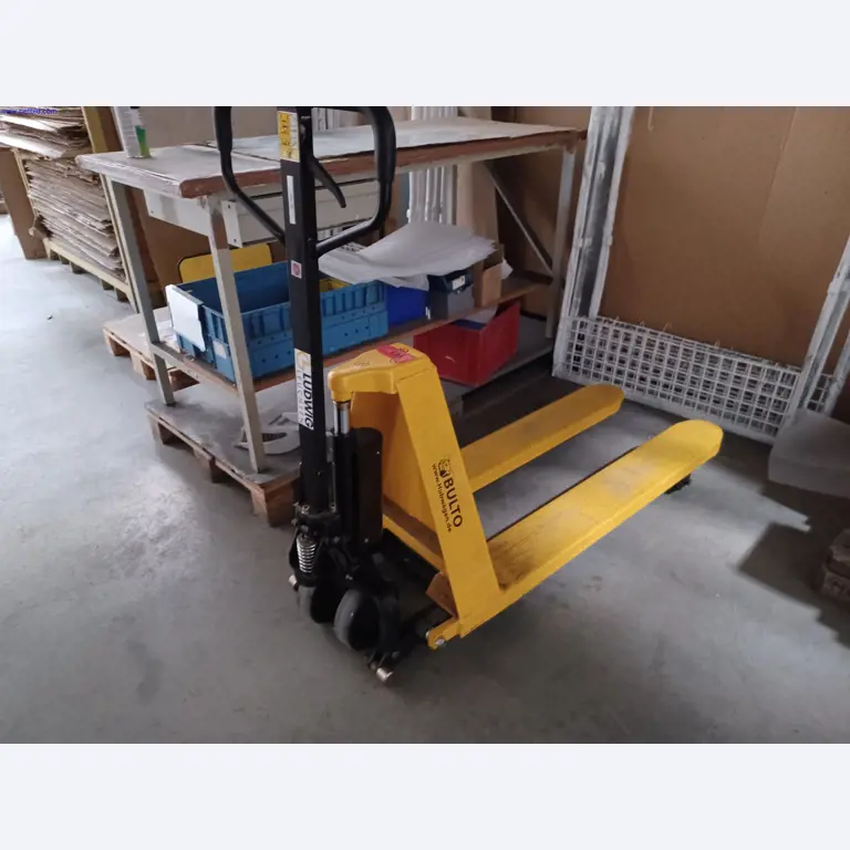 Machines d'un fabricant de luminaires, entre autres pour le travail du métal avec accessoires, installation de peinture en continu, rayonnage en hauteur, véhicules de manutention, véhicules, équipement informatique et de bureau-1