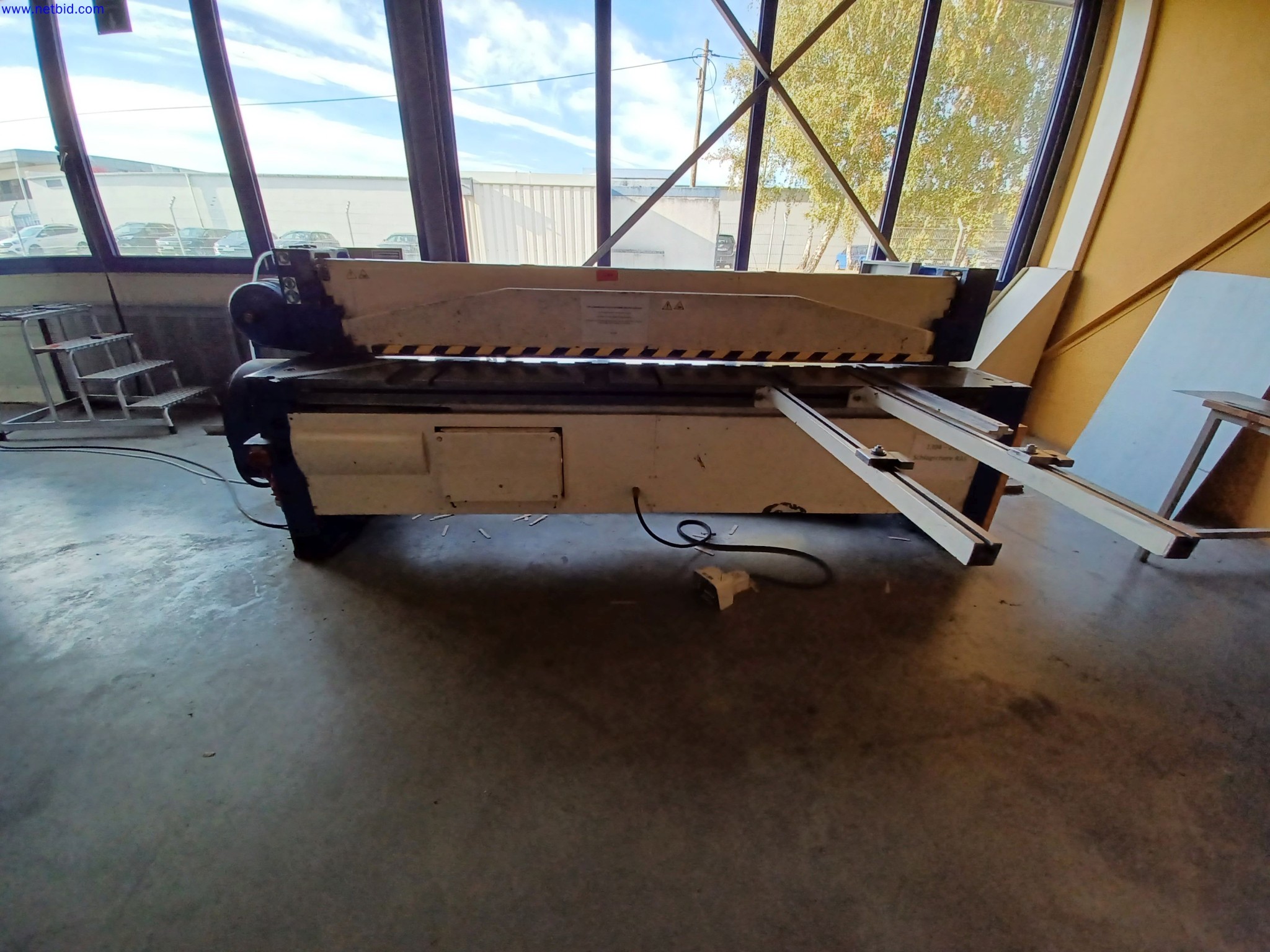 Machines d'un fabricant de luminaires, entre autres pour le travail du métal avec accessoires, installation de peinture en continu, rayonnage en hauteur, véhicules de manutention, véhicules, équipement informatique et de bureau-1