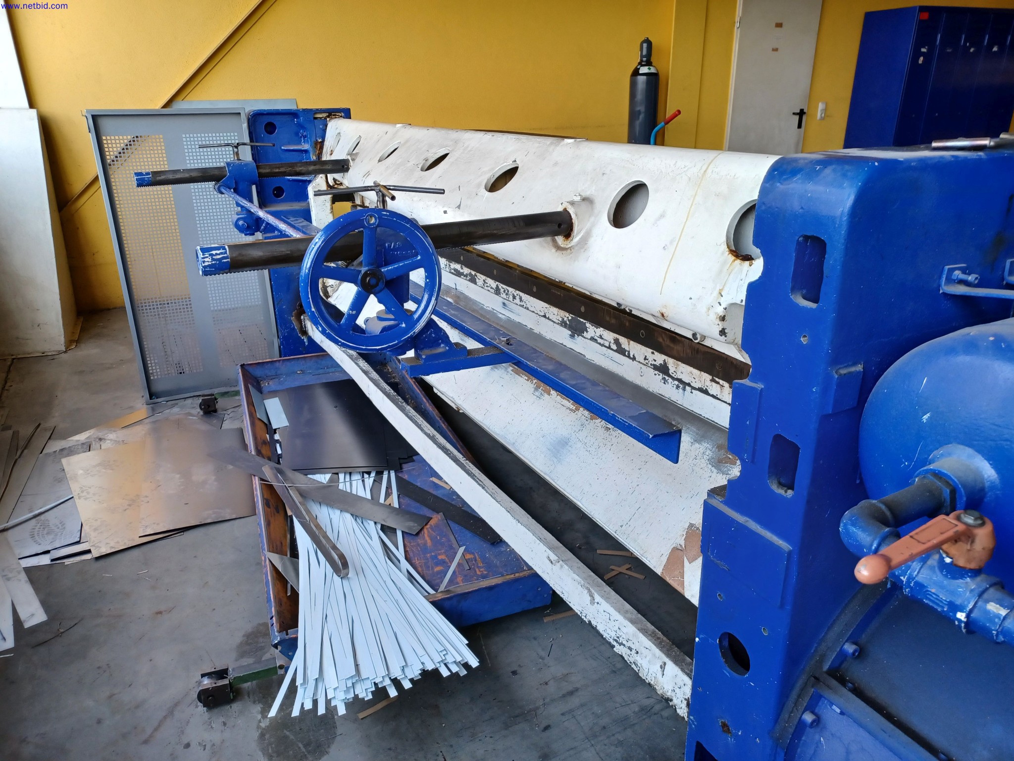 Machines d'un fabricant de luminaires, entre autres pour le travail du métal avec accessoires, installation de peinture en continu, rayonnage en hauteur, véhicules de manutention, véhicules, équipement informatique et de bureau-4