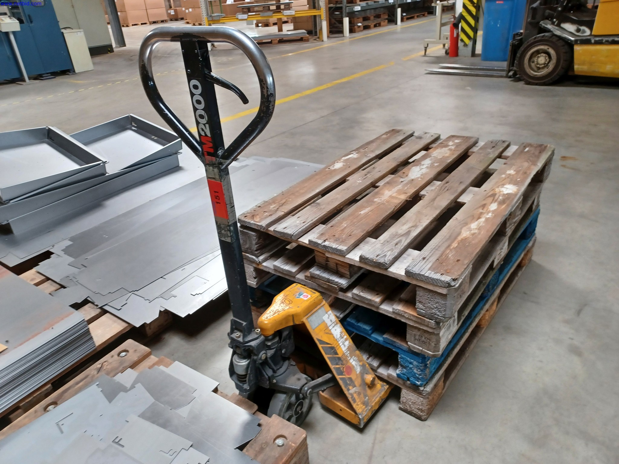 Machines of a lighting manufacturer for metalworking with accessories, continuous painting system, high-bay racking, industrial trucks, vehicles, IT and office equipment-1