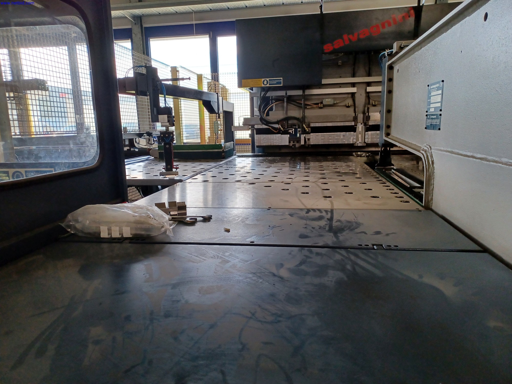 Machines of a lighting manufacturer for metalworking with accessories, continuous painting system, high-bay racking, industrial trucks, vehicles, IT and office equipment-6