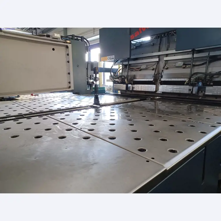 Machines of a lighting manufacturer for metalworking with accessories, continuous painting system, high-bay racking, industrial trucks, vehicles, IT and office equipment-7