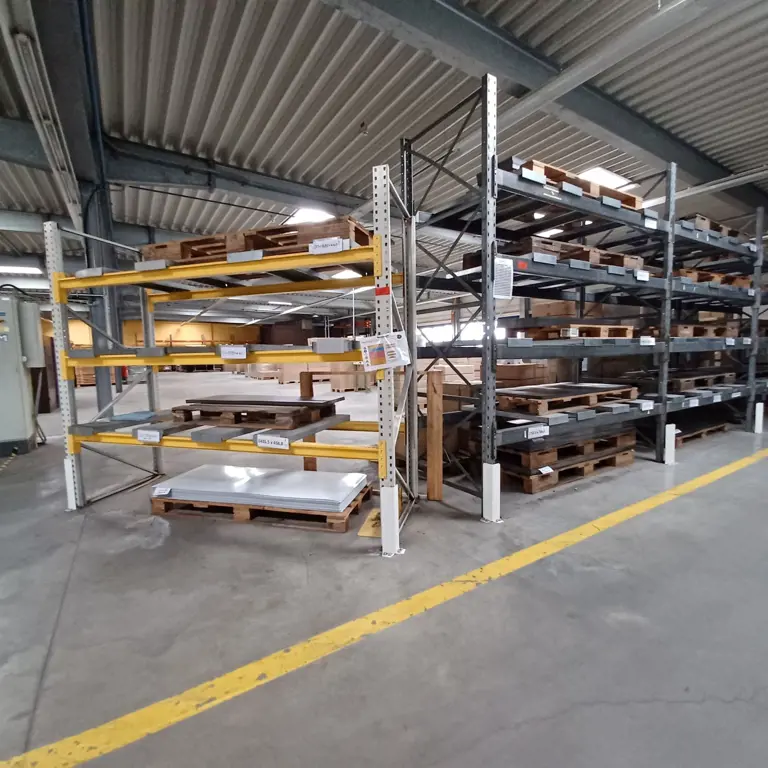 12 lfm. Heavy duty shelving