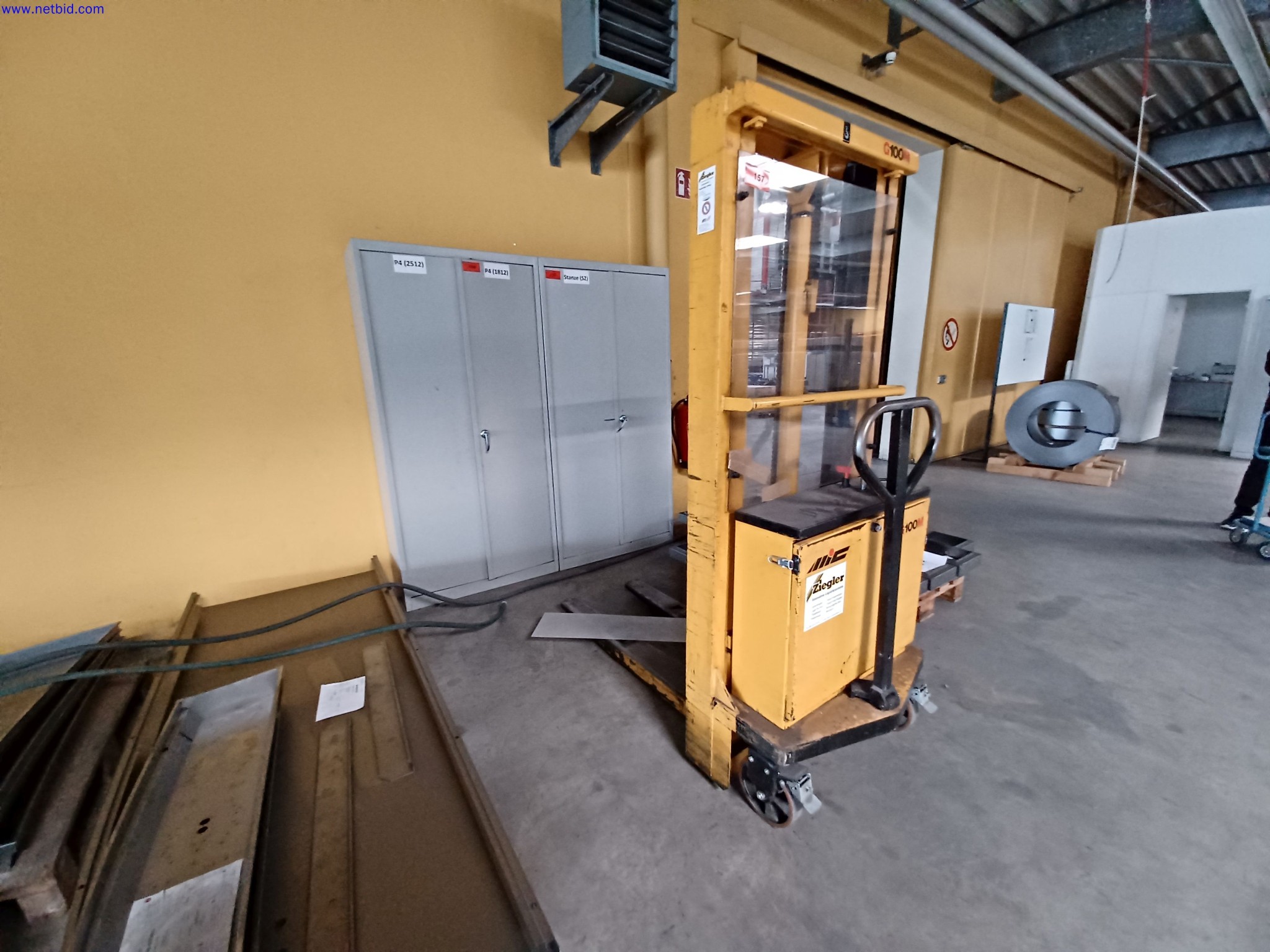 Stroji proizvajalca razsvetljave, vključno s stroji za obdelavo kovin z dodatki, sistemom za neprekinjeno barvanje, visokimi regali, industrijskimi tovornjaki, vozili, informacijsko in pisarniško opremo-1