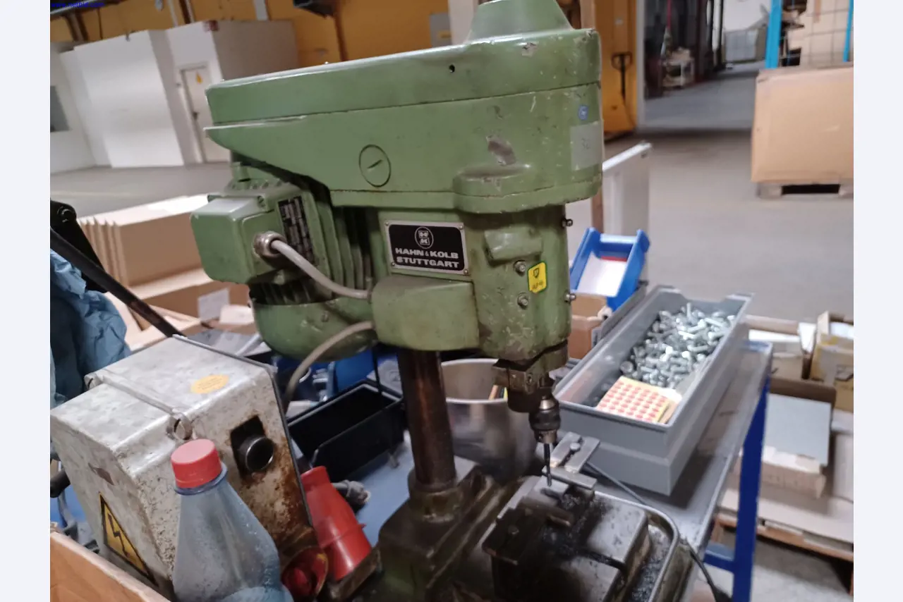 Machines of a lighting manufacturer for metalworking with accessories, continuous painting system, high-bay racking, industrial trucks, vehicles, IT and office equipment-3