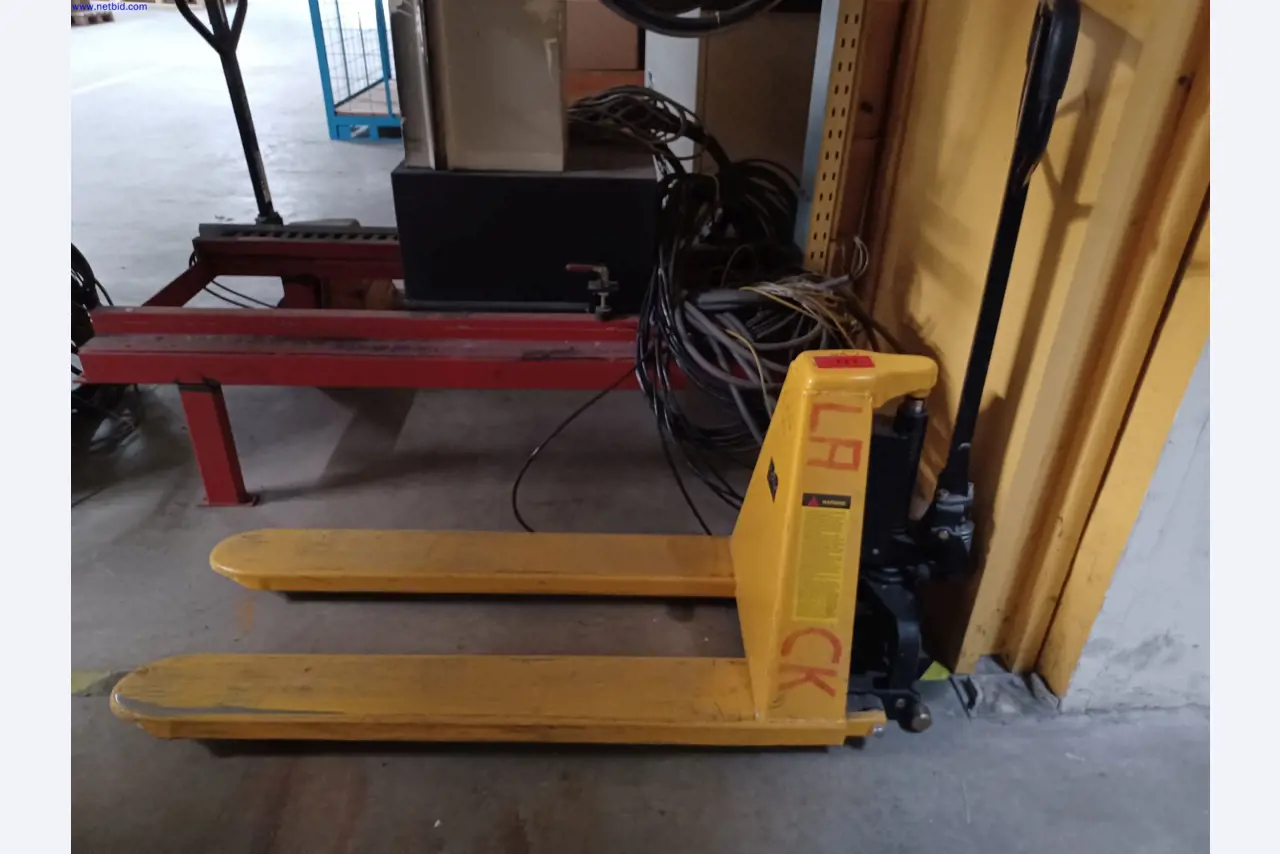 Stroje výrobce osvětlení, včetně strojů pro obrábění kovů s příslušenstvím, kontinuální lakovací systém, vysokoregálové regály, průmyslové vozíky, vozidla, IT a kancelářské vybavení.-1