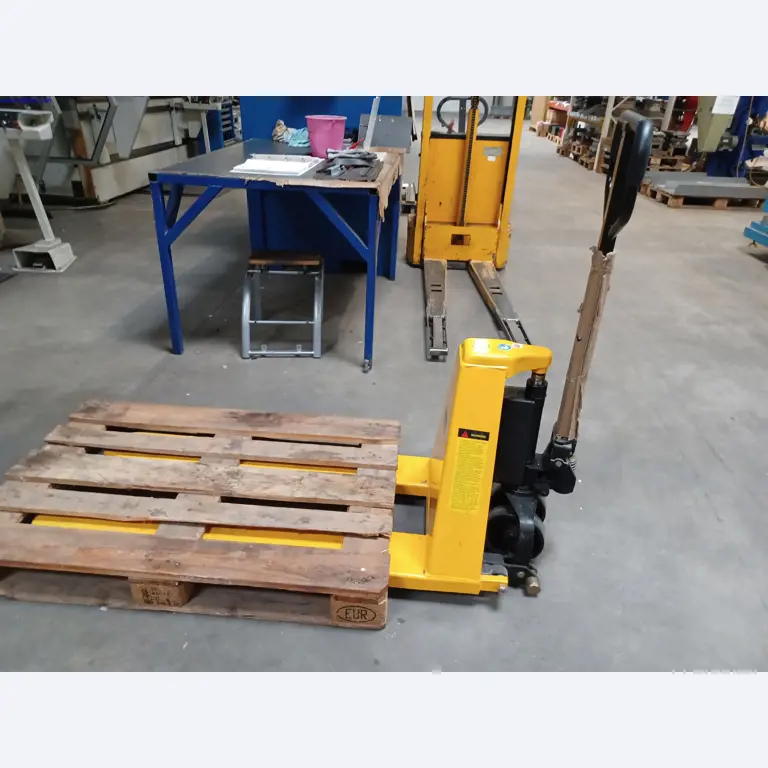 Stroje výrobce osvětlení, včetně strojů pro obrábění kovů s příslušenstvím, kontinuální lakovací systém, vysokoregálové regály, průmyslové vozíky, vozidla, IT a kancelářské vybavení.-1