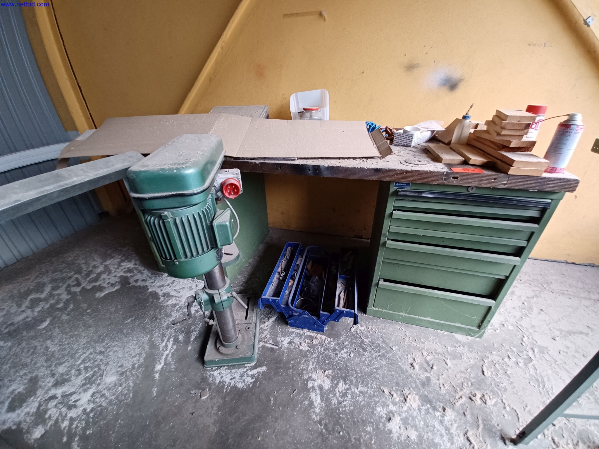 Machines of a lighting manufacturer for metalworking with accessories, continuous painting system, high-bay racking, industrial trucks, vehicles, IT and office equipment-1