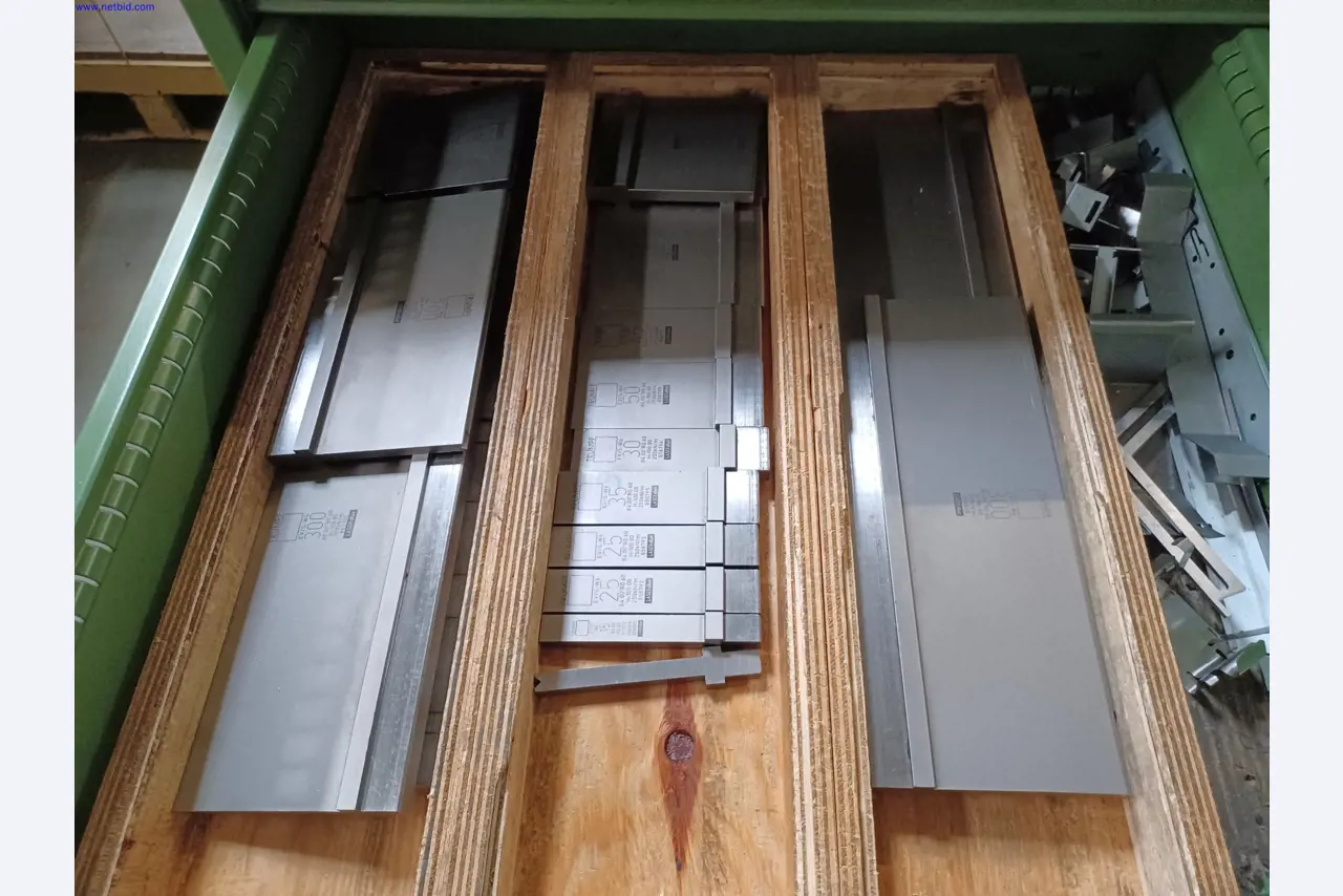 Machines of a lighting manufacturer for metalworking with accessories, continuous painting system, high-bay racking, industrial trucks, vehicles, IT and office equipment-5