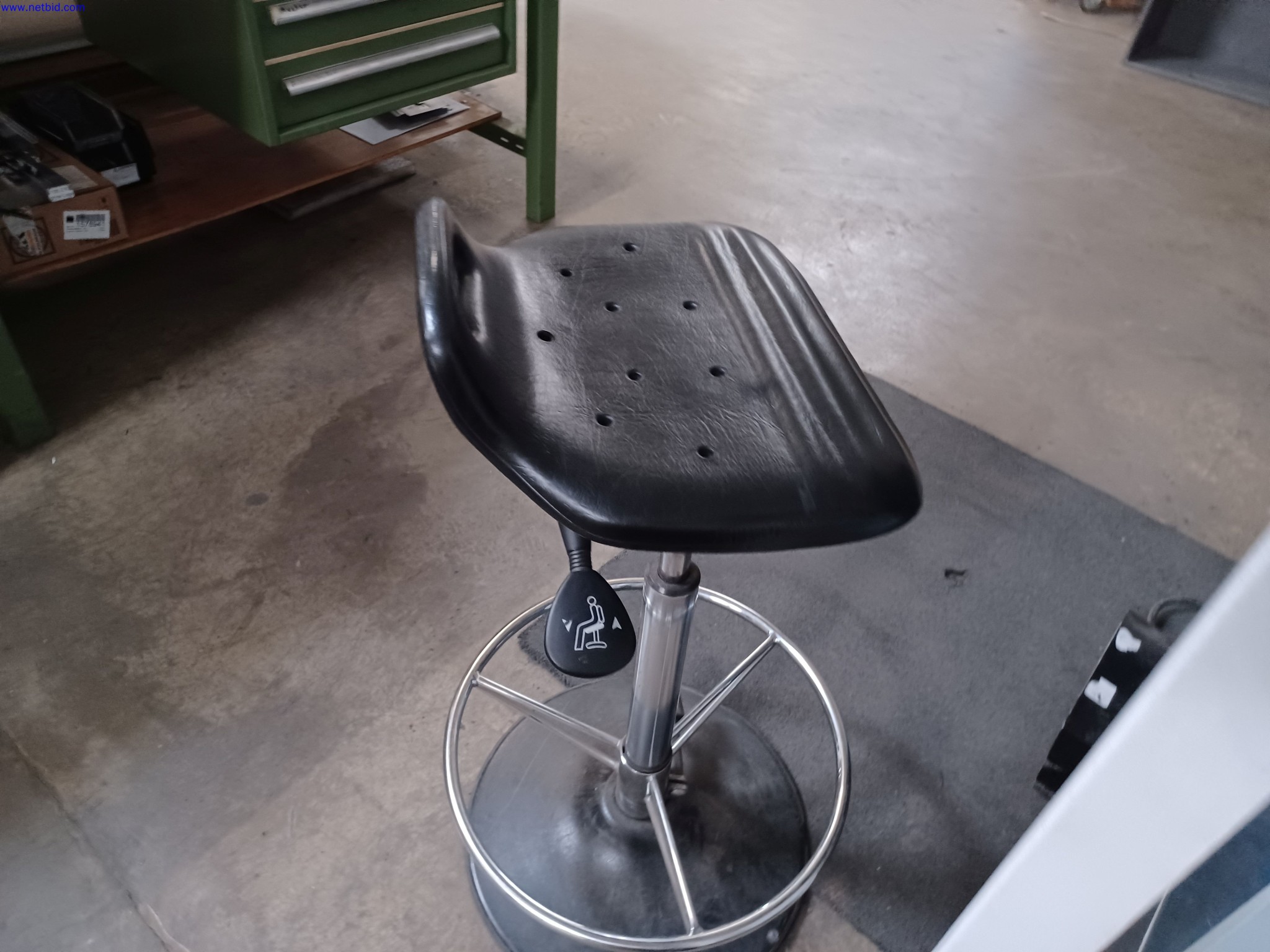 Machines of a lighting manufacturer for metalworking with accessories, continuous painting system, high-bay racking, industrial trucks, vehicles, IT and office equipment-2