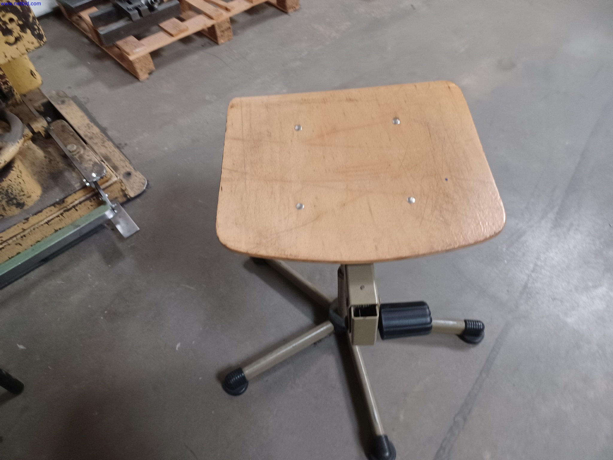 Machines of a lighting manufacturer for metalworking with accessories, continuous painting system, high-bay racking, industrial trucks, vehicles, IT and office equipment-3