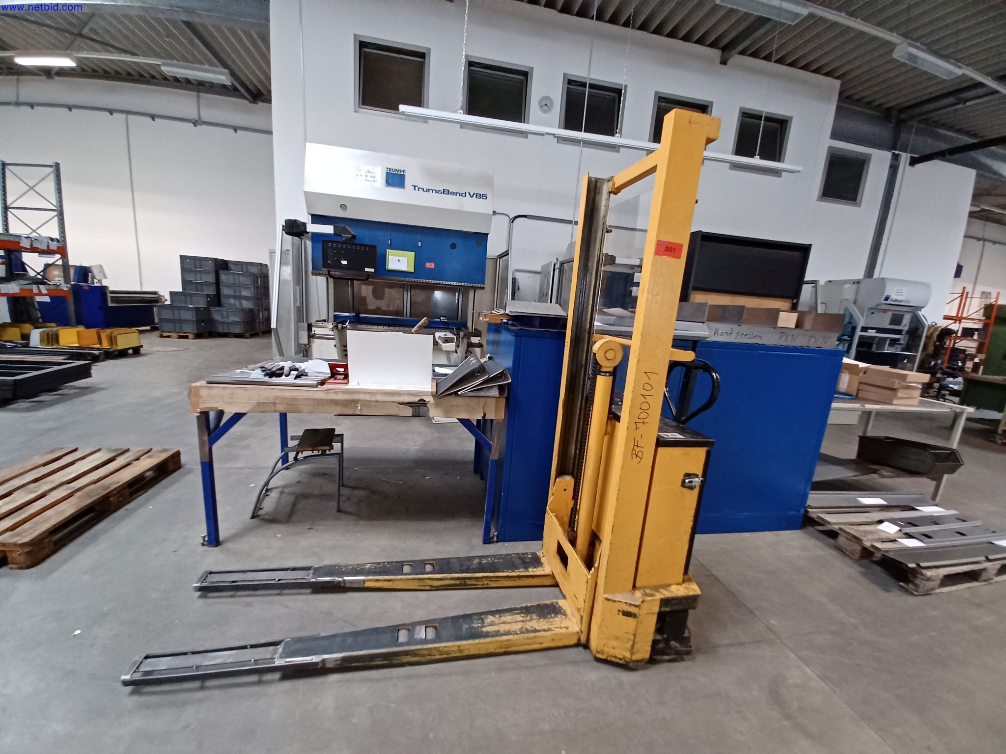 Machines d'un fabricant de luminaires, entre autres pour le travail du métal avec accessoires, installation de peinture en continu, rayonnage en hauteur, véhicules de manutention, véhicules, équipement informatique et de bureau-1