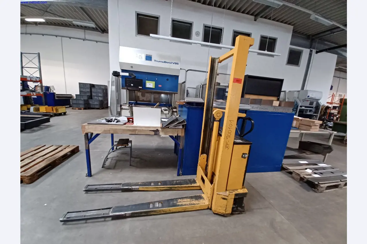 Stroji proizvajalca razsvetljave, vključno s stroji za obdelavo kovin z dodatki, sistemom za neprekinjeno barvanje, visokimi regali, industrijskimi tovornjaki, vozili, informacijsko in pisarniško opremo-1