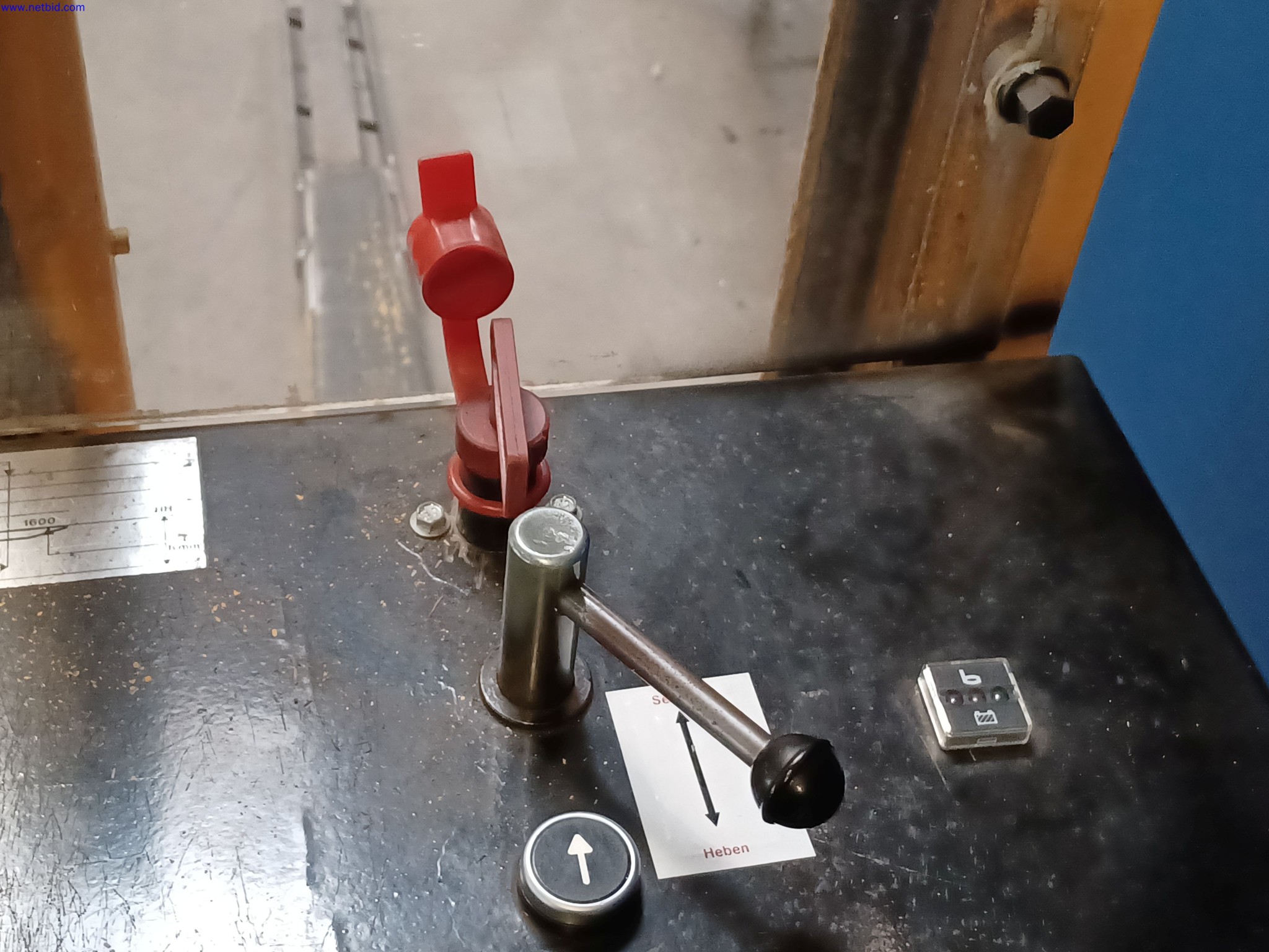 Machines d'un fabricant de luminaires, entre autres pour le travail du métal avec accessoires, installation de peinture en continu, rayonnage en hauteur, véhicules de manutention, véhicules, équipement informatique et de bureau-3