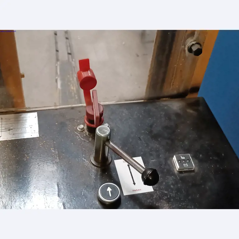 Stroji proizvajalca razsvetljave, vključno s stroji za obdelavo kovin z dodatki, sistemom za neprekinjeno barvanje, visokimi regali, industrijskimi tovornjaki, vozili, informacijsko in pisarniško opremo-3