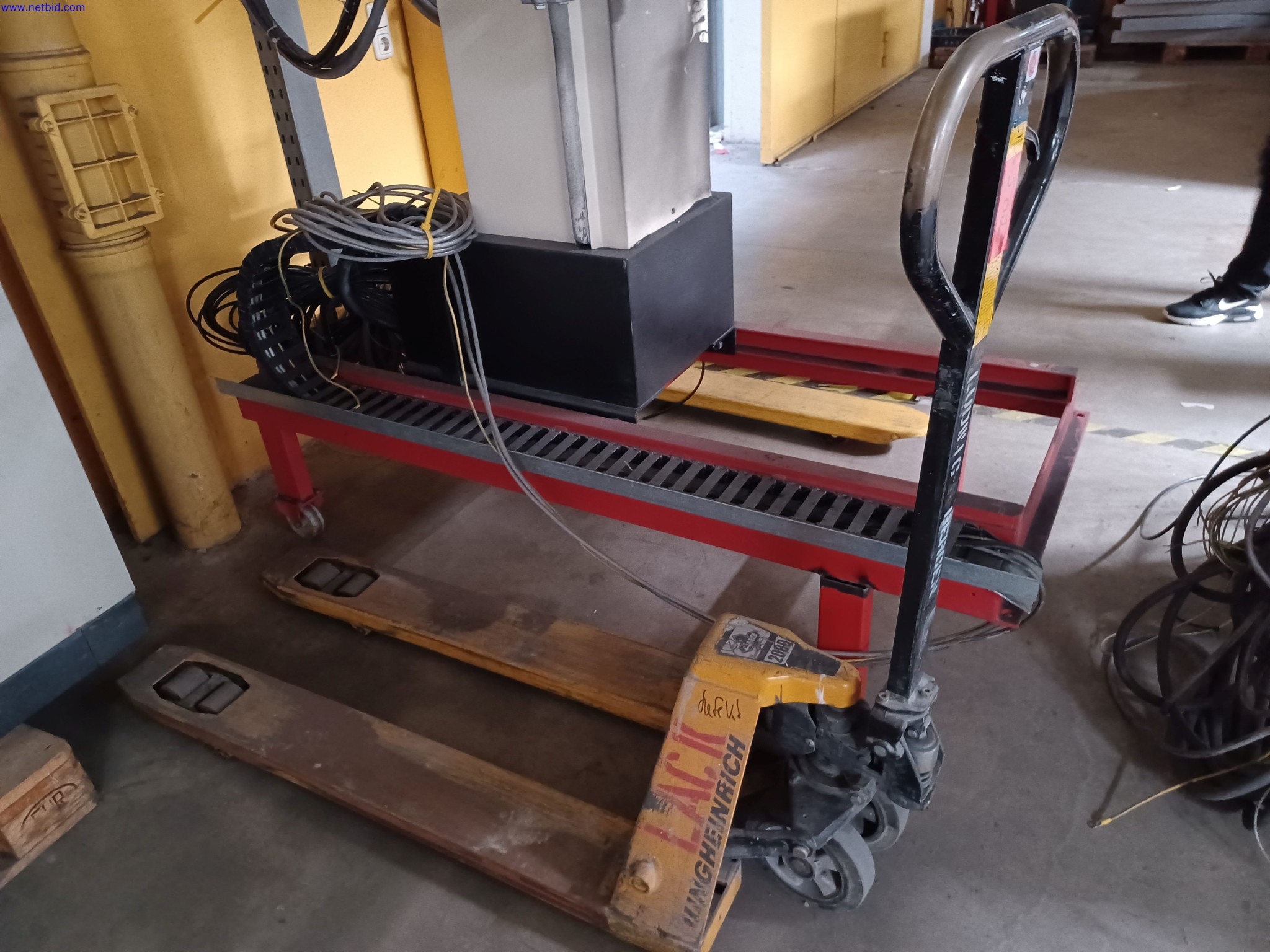 Machines of a lighting manufacturer for metalworking with accessories, continuous painting system, high-bay racking, industrial trucks, vehicles, IT and office equipment-1