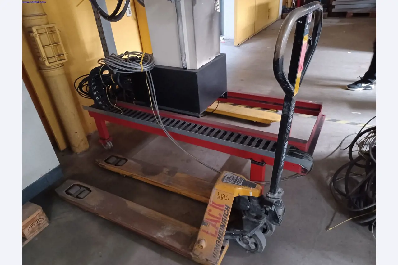 Stroje výrobce osvětlení, včetně strojů pro obrábění kovů s příslušenstvím, kontinuální lakovací systém, vysokoregálové regály, průmyslové vozíky, vozidla, IT a kancelářské vybavení.-1