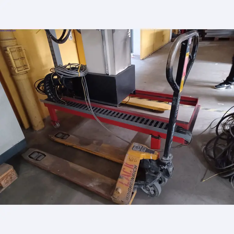 Stroje výrobce osvětlení, včetně strojů pro obrábění kovů s příslušenstvím, kontinuální lakovací systém, vysokoregálové regály, průmyslové vozíky, vozidla, IT a kancelářské vybavení.-1