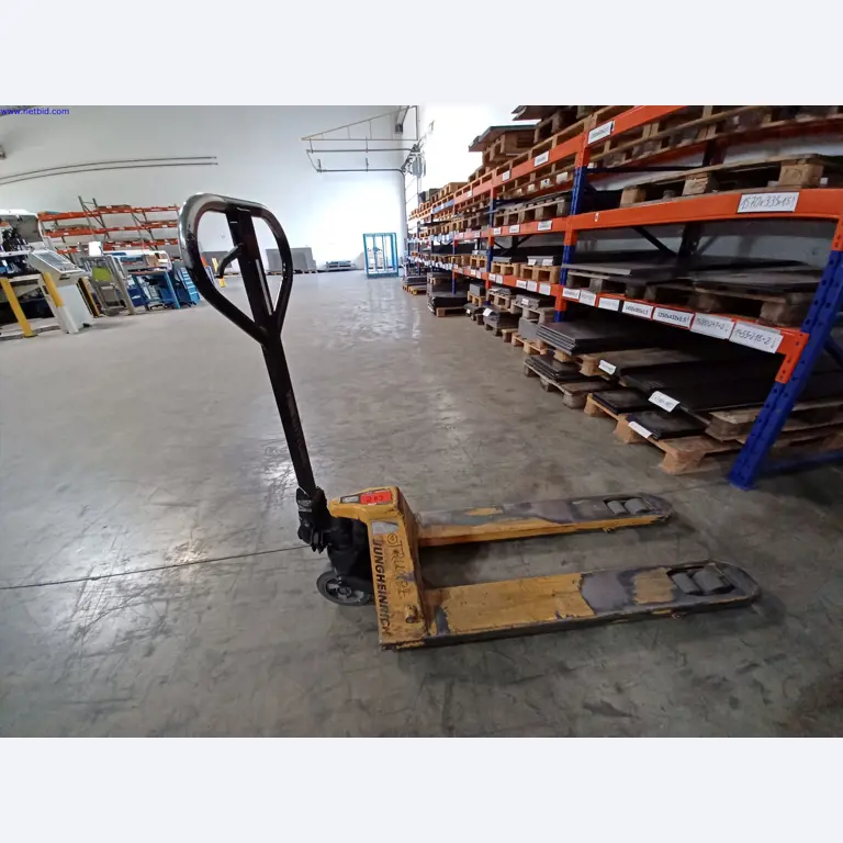 Stroje výrobce osvětlení, včetně strojů pro obrábění kovů s příslušenstvím, kontinuální lakovací systém, vysokoregálové regály, průmyslové vozíky, vozidla, IT a kancelářské vybavení.-1