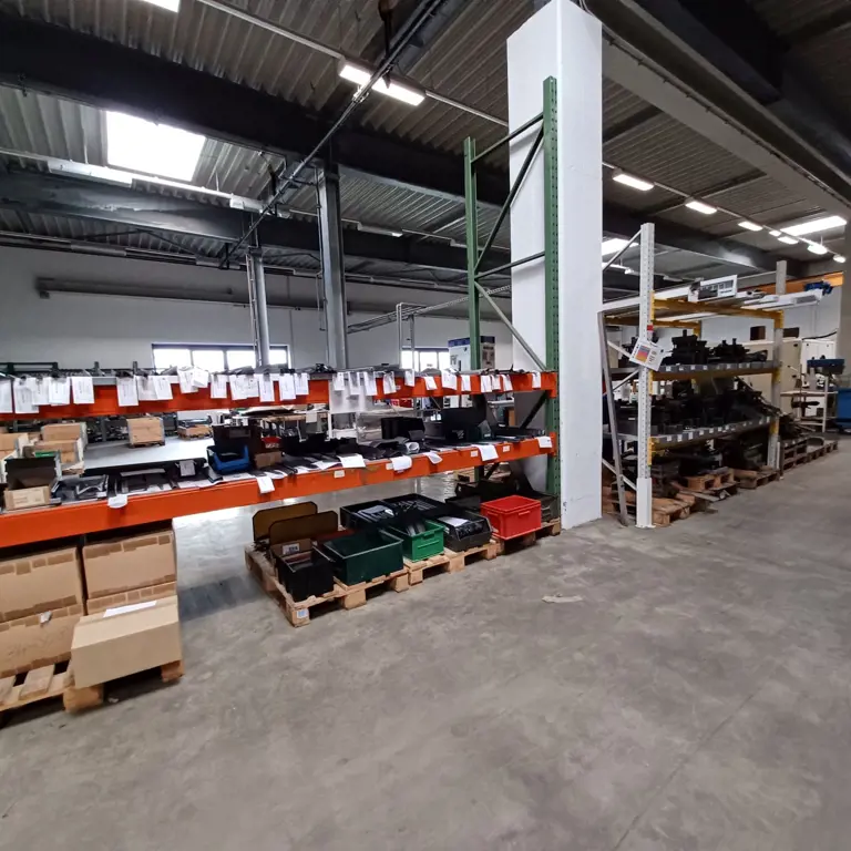 6 lfm. Heavy duty shelving