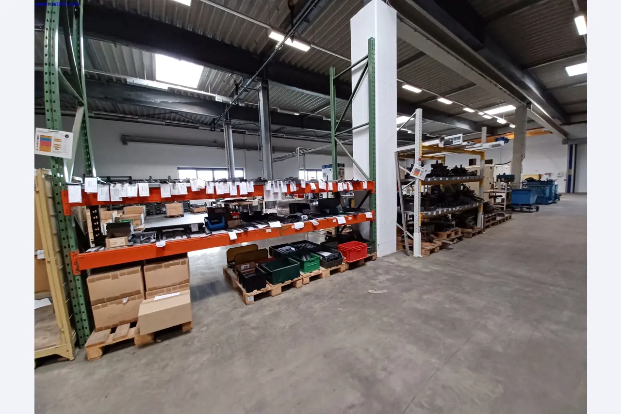 Stroje výrobce osvětlení, včetně strojů pro obrábění kovů s příslušenstvím, kontinuální lakovací systém, vysokoregálové regály, průmyslové vozíky, vozidla, IT a kancelářské vybavení.-1