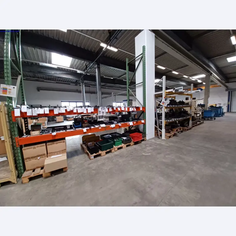 Stroje výrobce osvětlení, včetně strojů pro obrábění kovů s příslušenstvím, kontinuální lakovací systém, vysokoregálové regály, průmyslové vozíky, vozidla, IT a kancelářské vybavení.-1