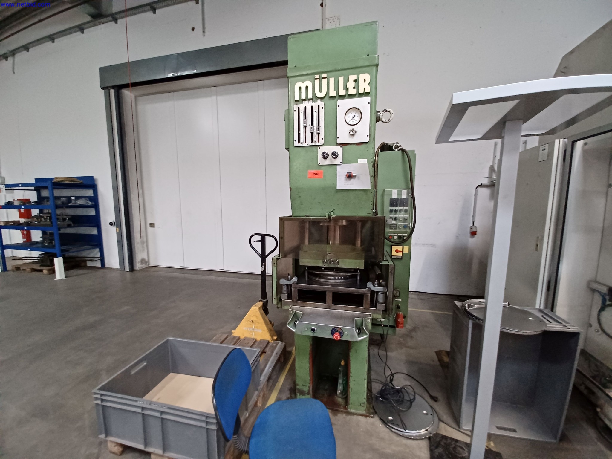 Maszyny producenta oświetlenia, w tym do obróbki metalu z akcesoriami, system ciągłego malowania, regały wysokiego składowania, wózki przemysłowe, pojazdy, sprzęt IT i biurowy-1