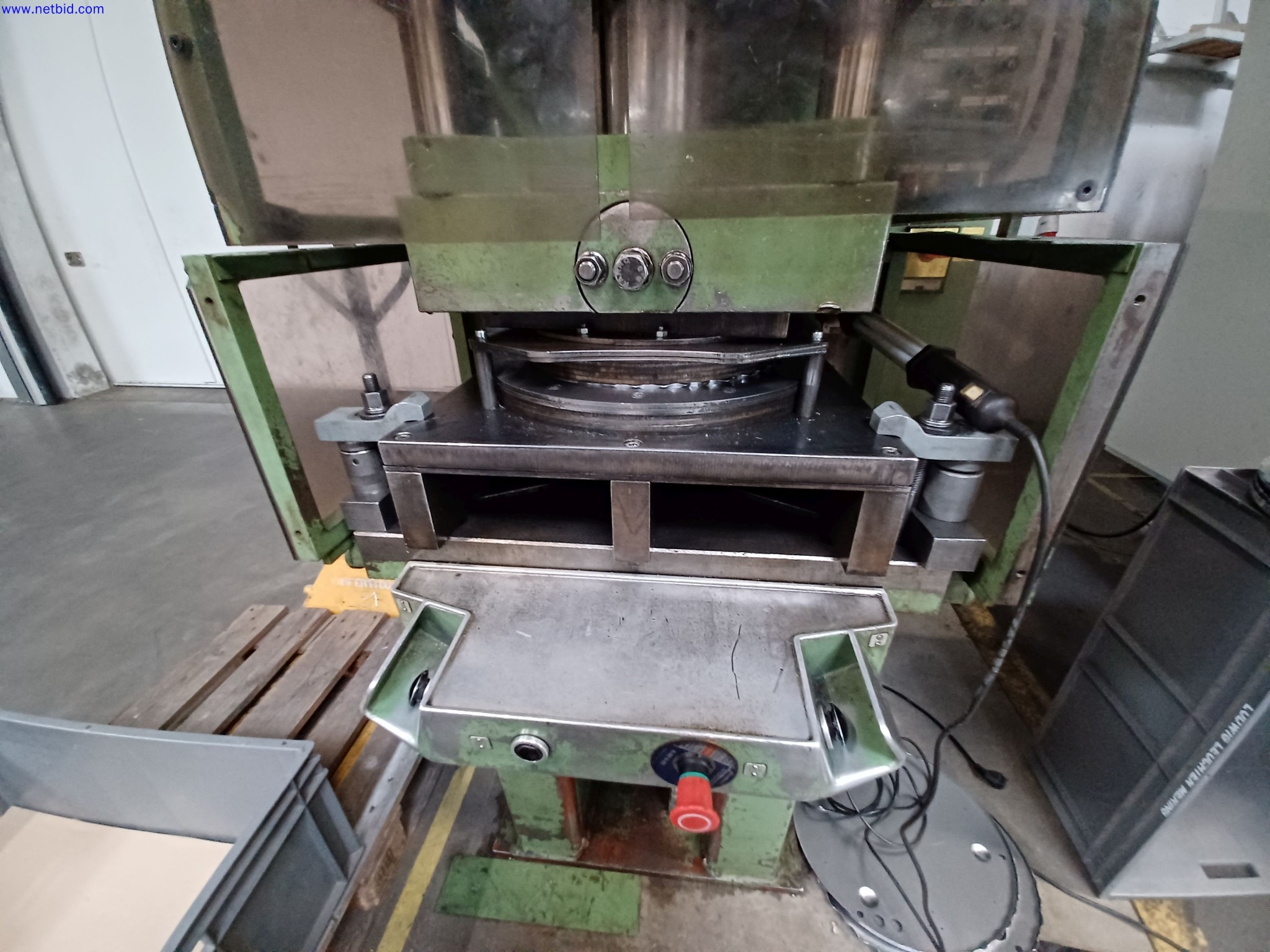 Maszyny producenta oświetlenia, w tym do obróbki metalu z akcesoriami, system ciągłego malowania, regały wysokiego składowania, wózki przemysłowe, pojazdy, sprzęt IT i biurowy-2