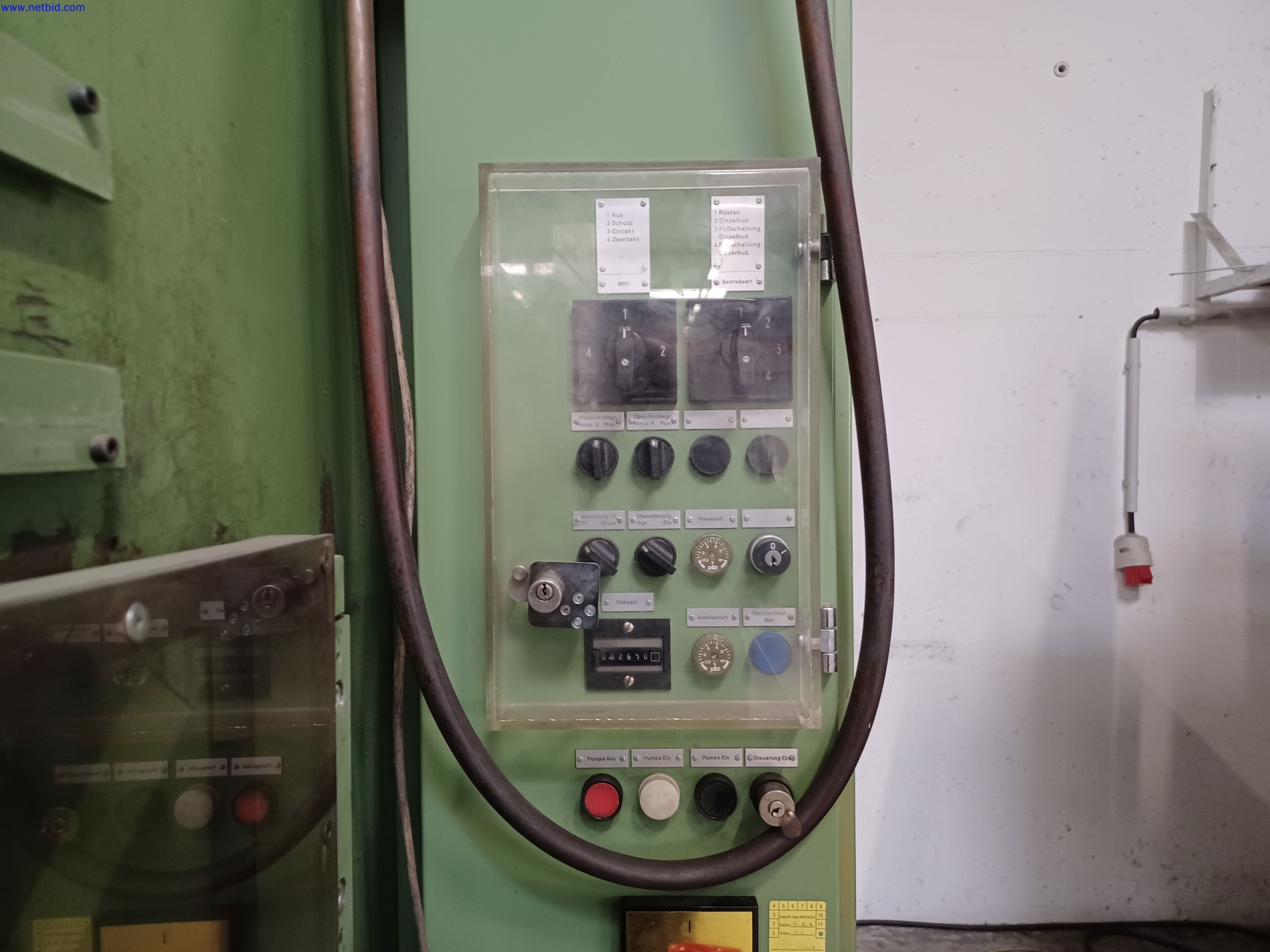 Maszyny producenta oświetlenia, w tym do obróbki metalu z akcesoriami, system ciągłego malowania, regały wysokiego składowania, wózki przemysłowe, pojazdy, sprzęt IT i biurowy-3