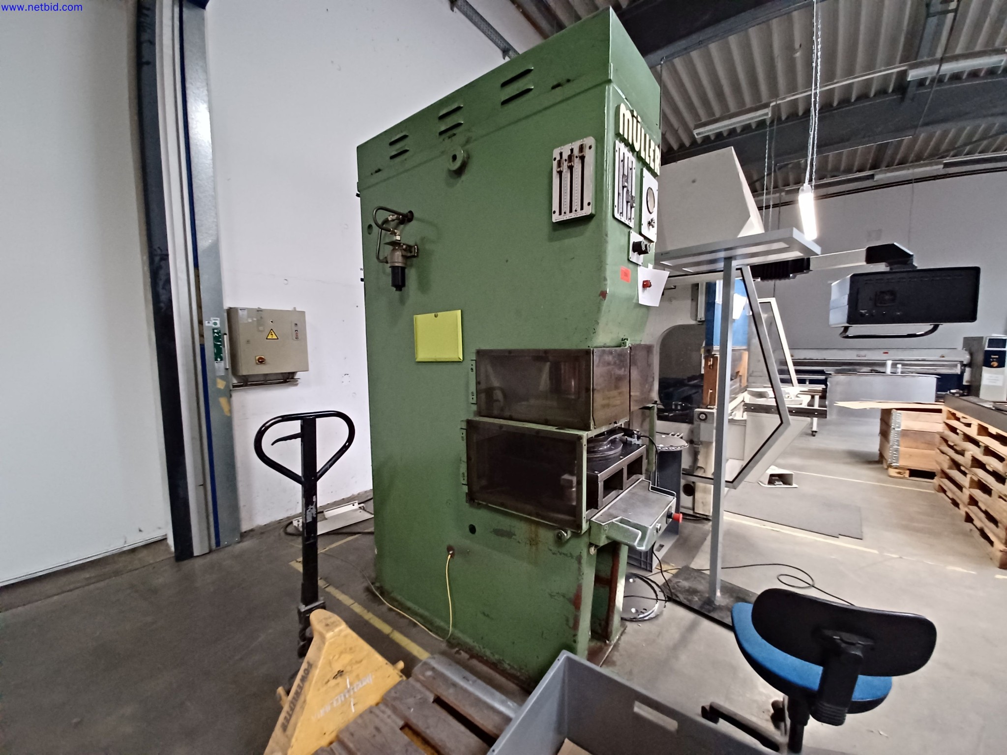 Maszyny producenta oświetlenia, w tym do obróbki metalu z akcesoriami, system ciągłego malowania, regały wysokiego składowania, wózki przemysłowe, pojazdy, sprzęt IT i biurowy-5