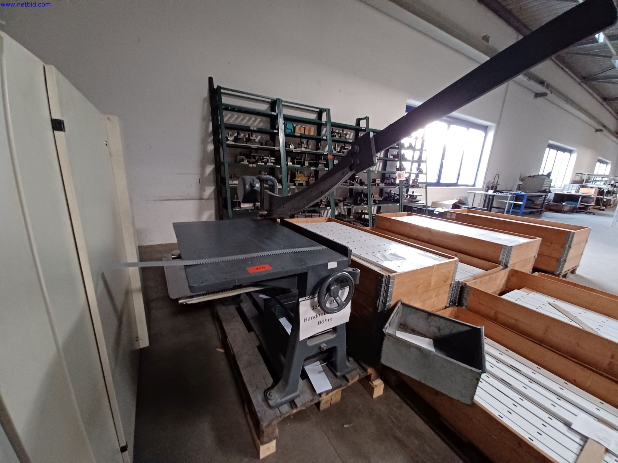 Stroji proizvajalca razsvetljave, vključno s stroji za obdelavo kovin z dodatki, sistemom za neprekinjeno barvanje, visokimi regali, industrijskimi tovornjaki, vozili, informacijsko in pisarniško opremo-1