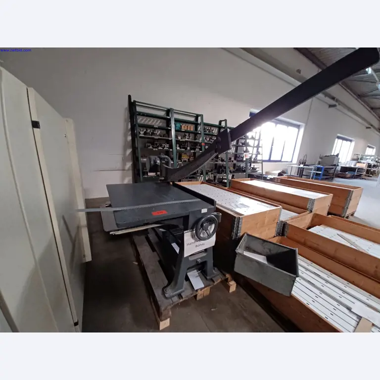 Stroje výrobce osvětlení, včetně strojů pro obrábění kovů s příslušenstvím, kontinuální lakovací systém, vysokoregálové regály, průmyslové vozíky, vozidla, IT a kancelářské vybavení.-1