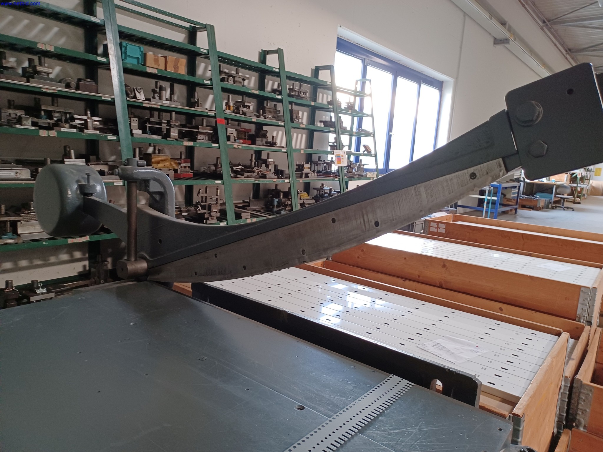 Stroji proizvajalca razsvetljave, vključno s stroji za obdelavo kovin z dodatki, sistemom za neprekinjeno barvanje, visokimi regali, industrijskimi tovornjaki, vozili, informacijsko in pisarniško opremo-2