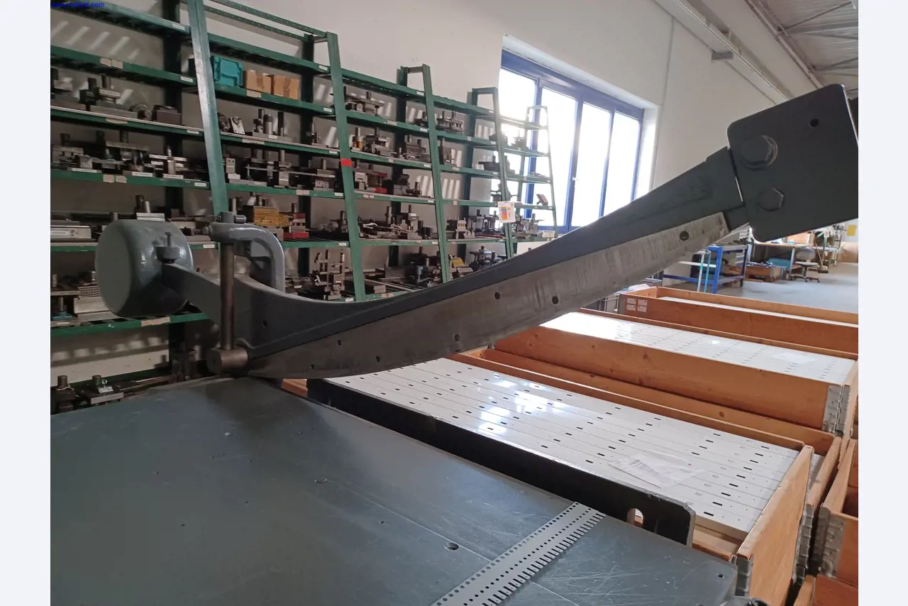 Stroje výrobce osvětlení, včetně strojů pro obrábění kovů s příslušenstvím, kontinuální lakovací systém, vysokoregálové regály, průmyslové vozíky, vozidla, IT a kancelářské vybavení.-2