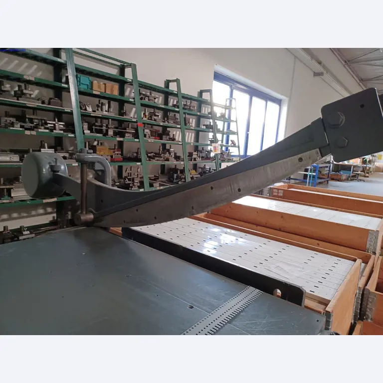 Stroje výrobce osvětlení, včetně strojů pro obrábění kovů s příslušenstvím, kontinuální lakovací systém, vysokoregálové regály, průmyslové vozíky, vozidla, IT a kancelářské vybavení.-2