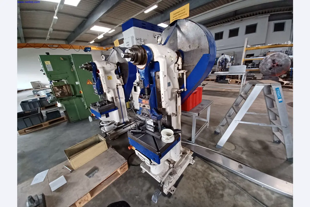 Maszyny producenta oświetlenia, w tym do obróbki metalu z akcesoriami, system ciągłego malowania, regały wysokiego składowania, wózki przemysłowe, pojazdy, sprzęt IT i biurowy-1