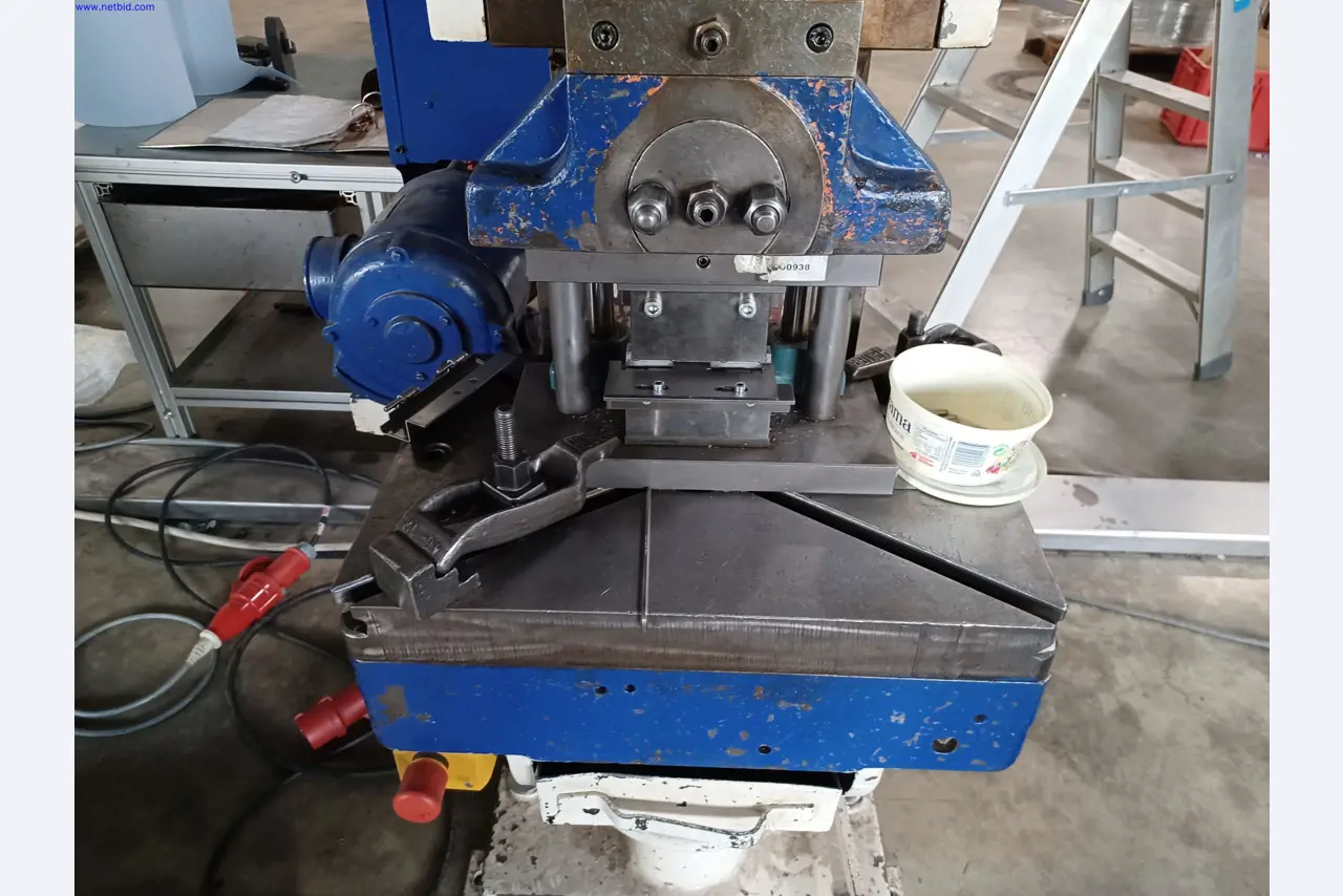 Maszyny producenta oświetlenia, w tym do obróbki metalu z akcesoriami, system ciągłego malowania, regały wysokiego składowania, wózki przemysłowe, pojazdy, sprzęt IT i biurowy-2