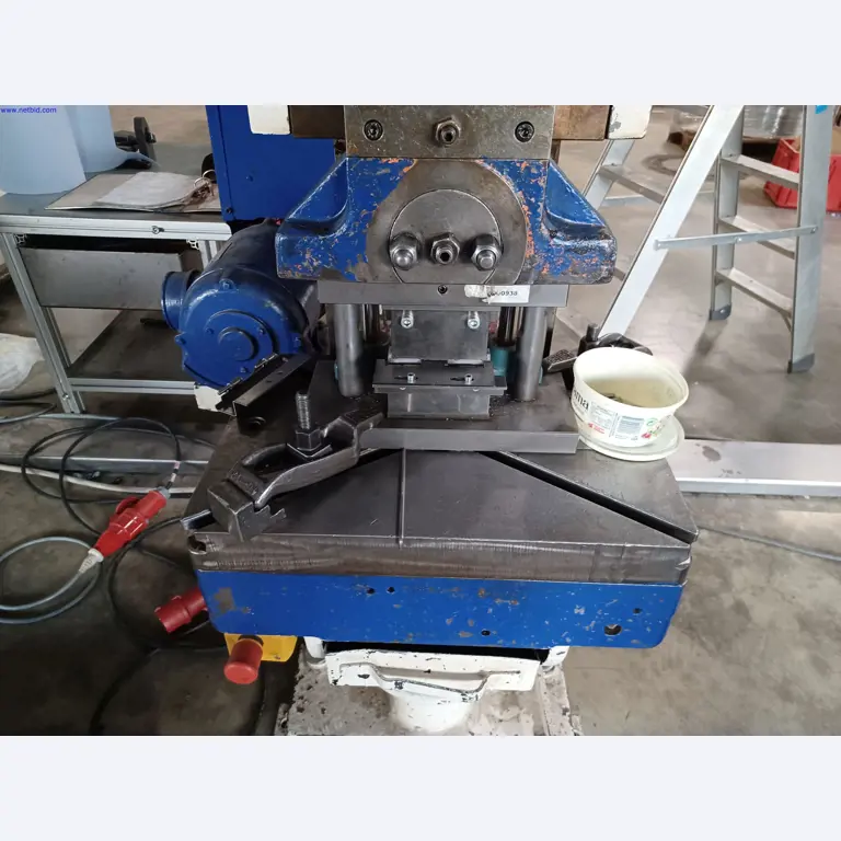 Maszyny producenta oświetlenia, w tym do obróbki metalu z akcesoriami, system ciągłego malowania, regały wysokiego składowania, wózki przemysłowe, pojazdy, sprzęt IT i biurowy-2