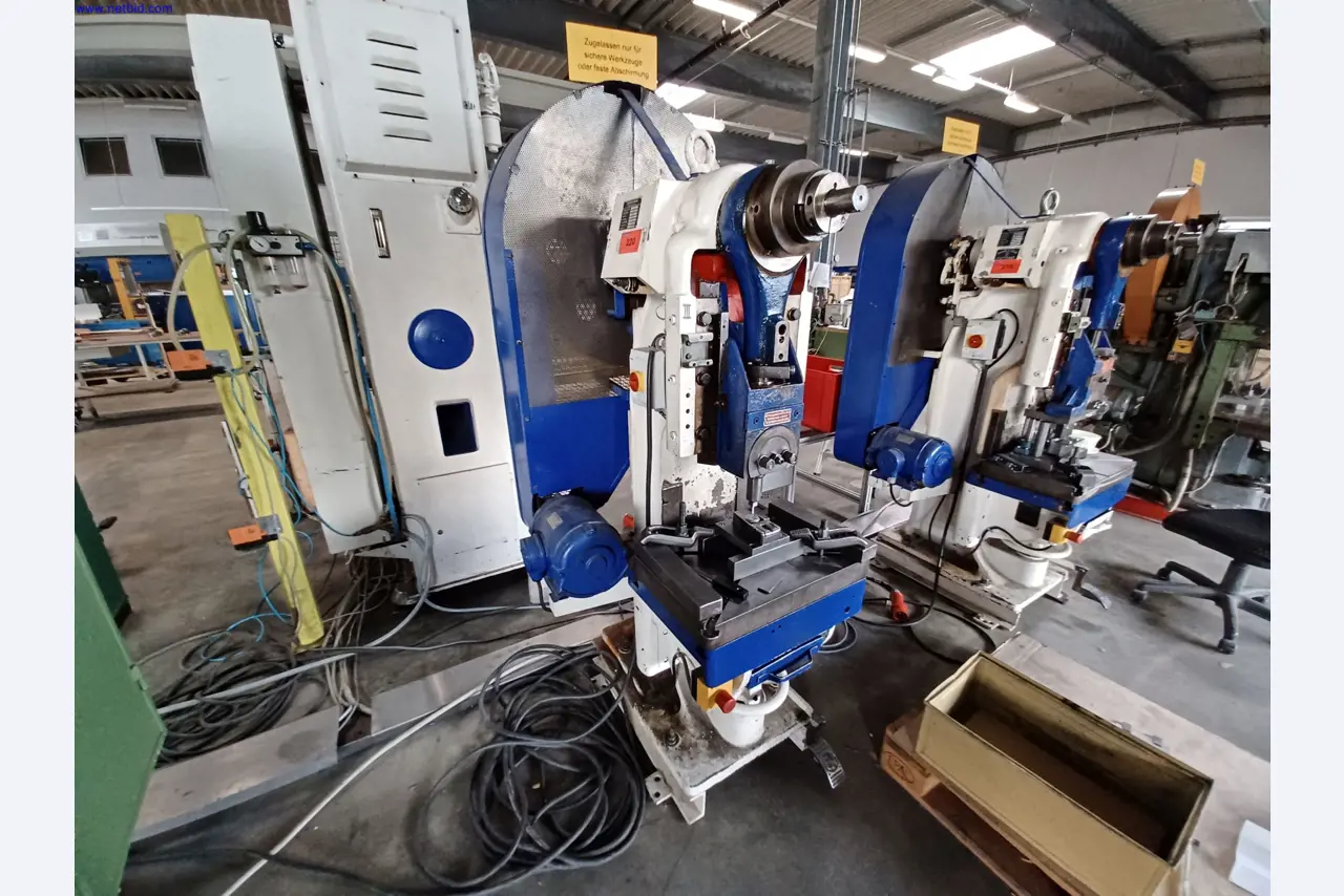 Stroje výrobce osvětlení, včetně strojů pro obrábění kovů s příslušenstvím, kontinuální lakovací systém, vysokoregálové regály, průmyslové vozíky, vozidla, IT a kancelářské vybavení.-1