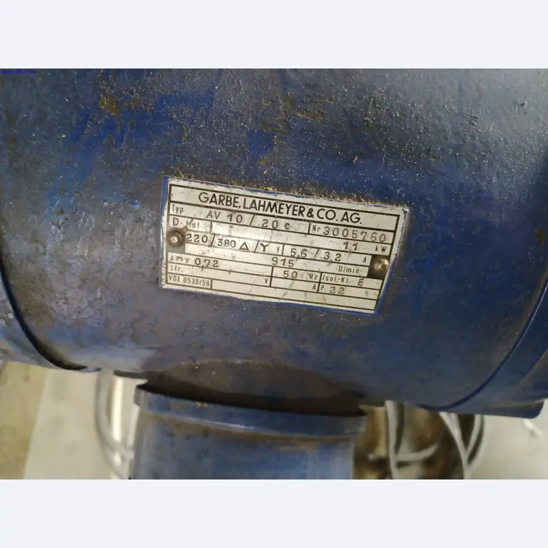 Stroje výrobce osvětlení, včetně strojů pro obrábění kovů s příslušenstvím, kontinuální lakovací systém, vysokoregálové regály, průmyslové vozíky, vozidla, IT a kancelářské vybavení.-3