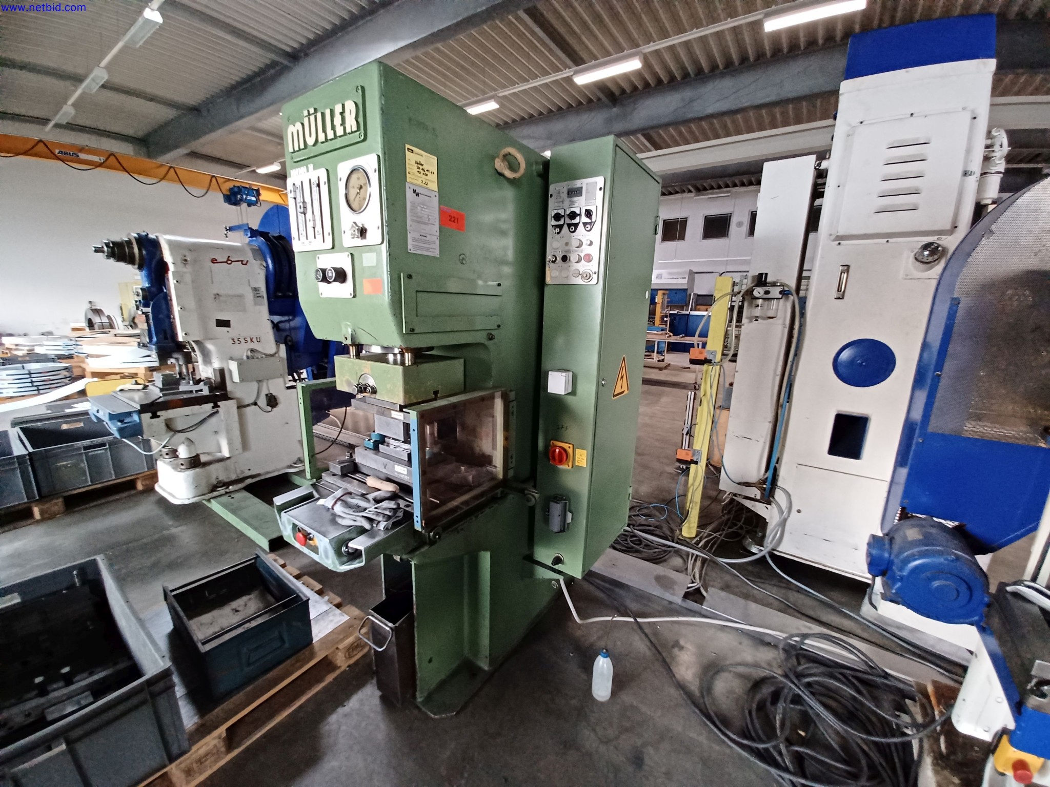 Maschinen eines Leuchtenherstellers u.a. zur Metallbearbeitung mit Zubehör, Durchlauflackier-anlage, Hochregal, Flurförderfahrzeuge, Fahrzeuge, IT- und Büroeinrichtung-1