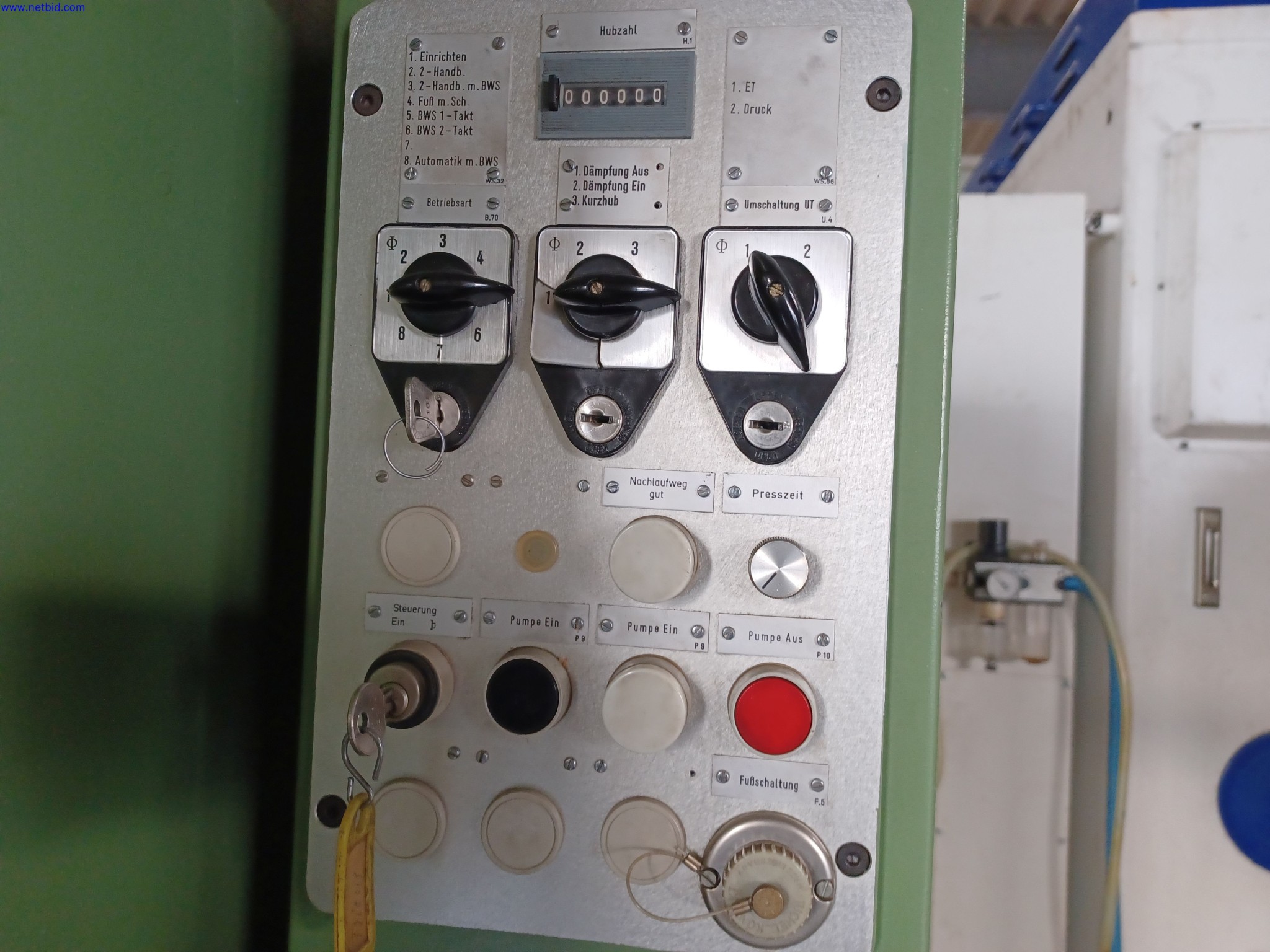 Maschinen eines Leuchtenherstellers u.a. zur Metallbearbeitung mit Zubehör, Durchlauflackier-anlage, Hochregal, Flurförderfahrzeuge, Fahrzeuge, IT- und Büroeinrichtung-3