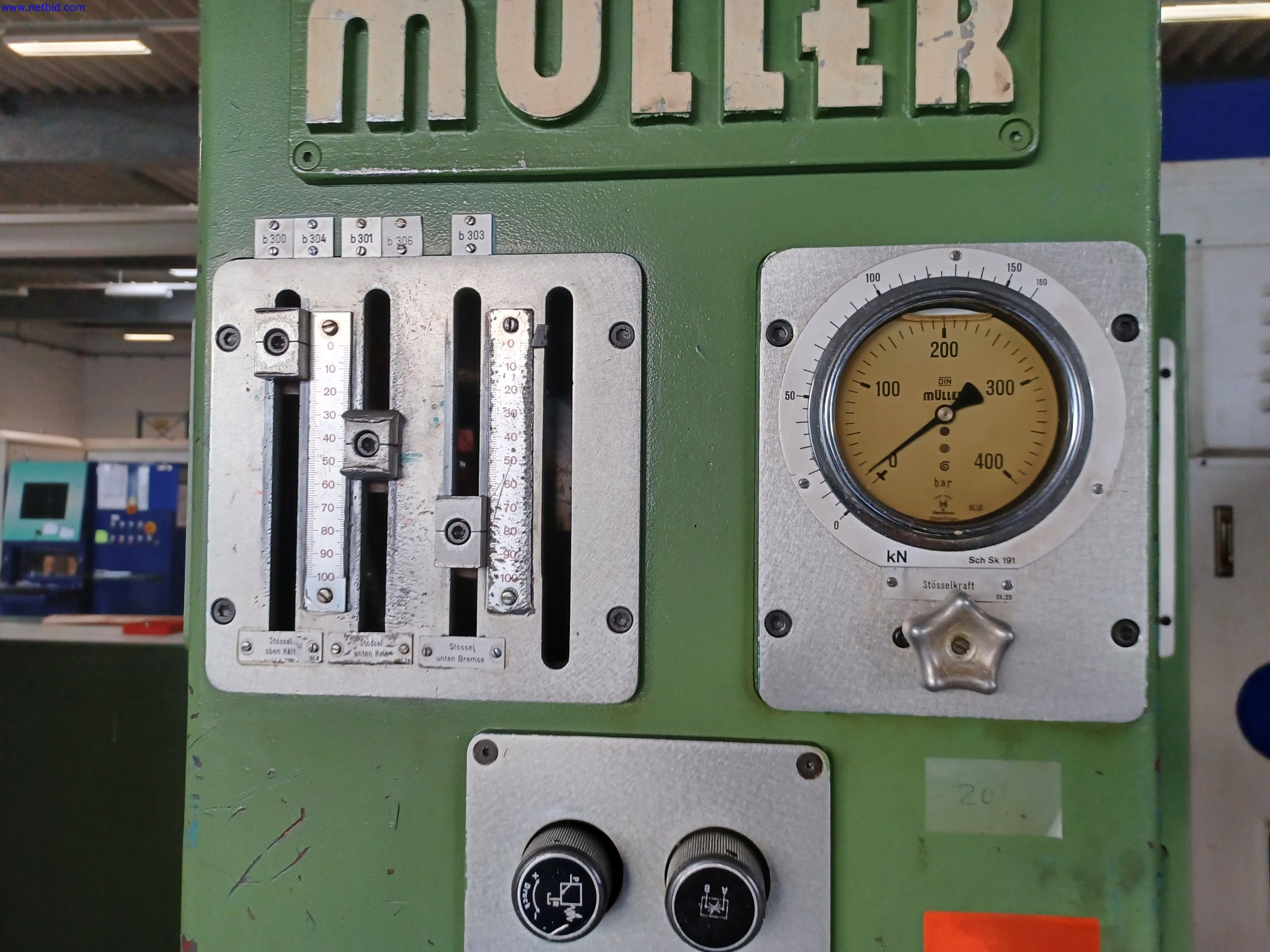 Maschinen eines Leuchtenherstellers u.a. zur Metallbearbeitung mit Zubehör, Durchlauflackier-anlage, Hochregal, Flurförderfahrzeuge, Fahrzeuge, IT- und Büroeinrichtung-4