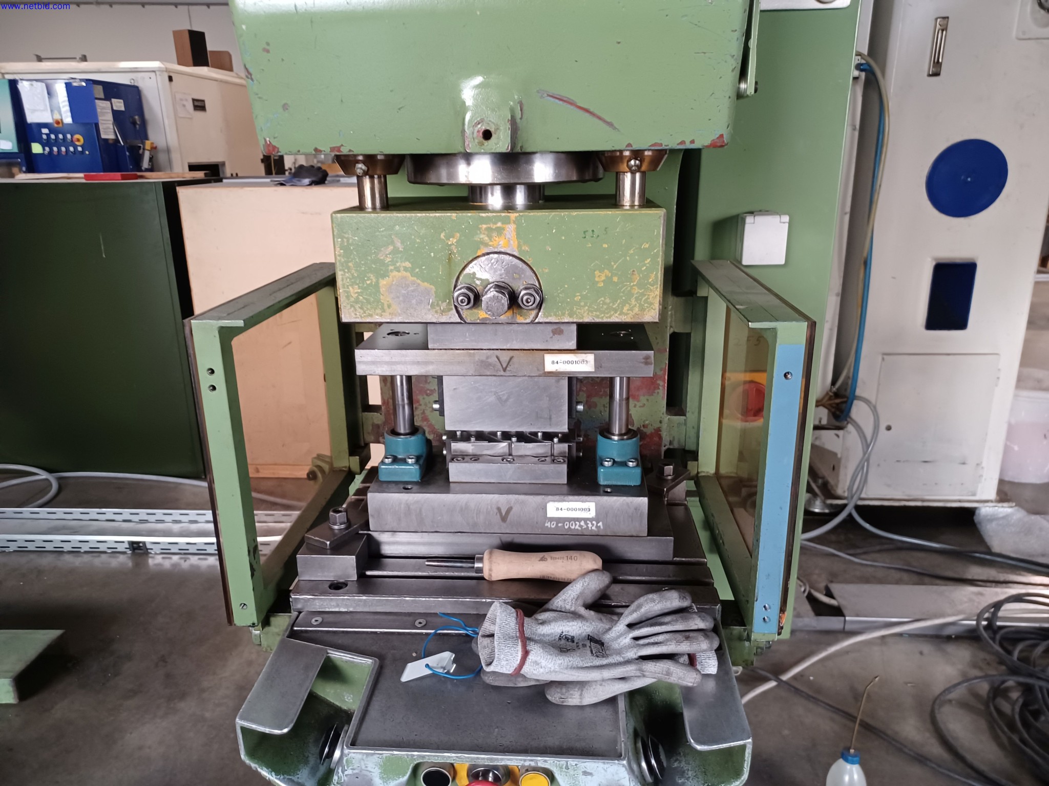 Maschinen eines Leuchtenherstellers u.a. zur Metallbearbeitung mit Zubehör, Durchlauflackier-anlage, Hochregal, Flurförderfahrzeuge, Fahrzeuge, IT- und Büroeinrichtung-5