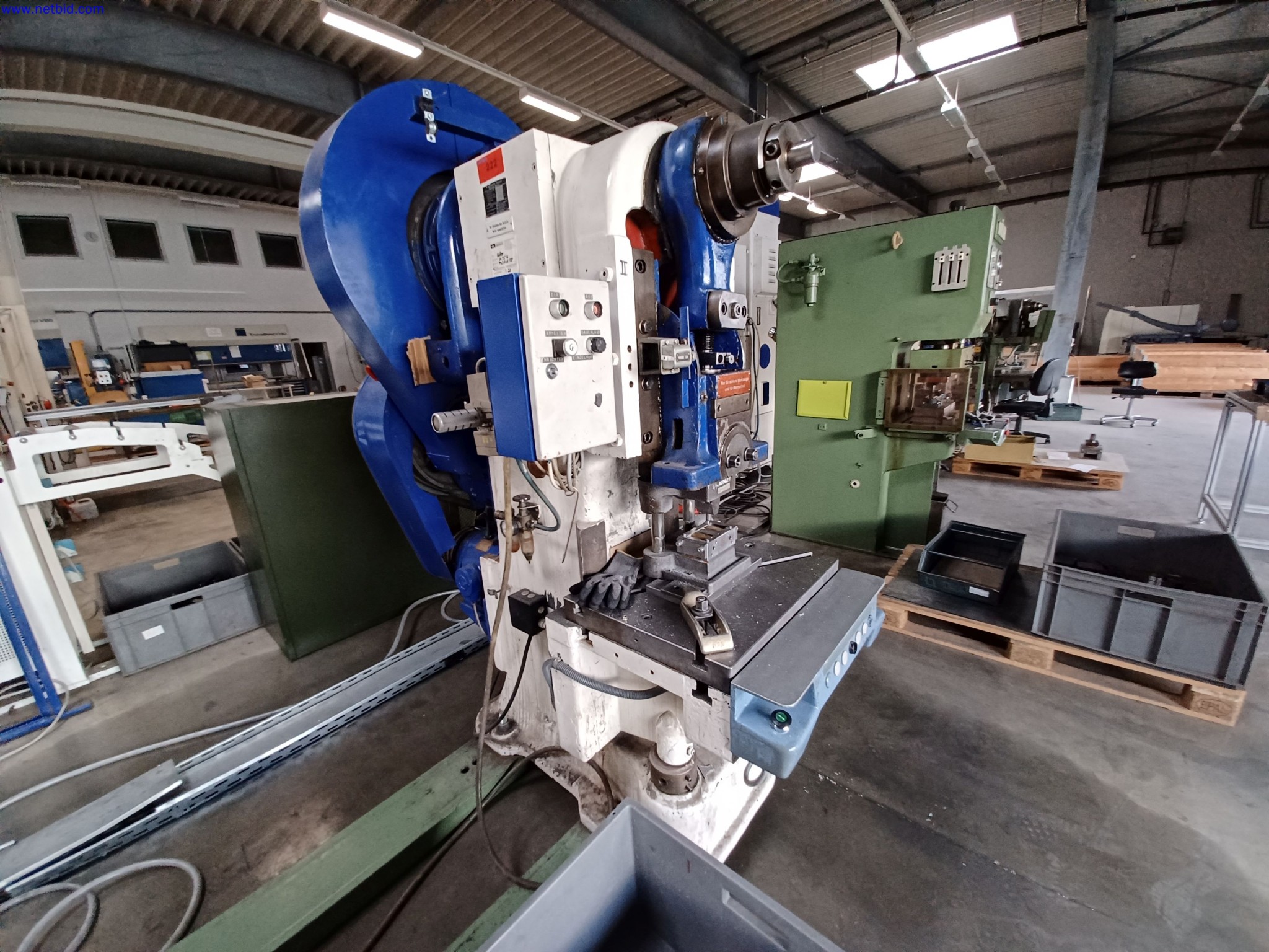 Machines of a lighting manufacturer for metalworking with accessories, continuous painting system, high-bay racking, industrial trucks, vehicles, IT and office equipment-1