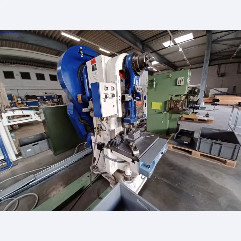 Stroje výrobce osvětlení, včetně strojů pro obrábění kovů s příslušenstvím, kontinuální lakovací systém, vysokoregálové regály, průmyslové vozíky, vozidla, IT a kancelářské vybavení.-1