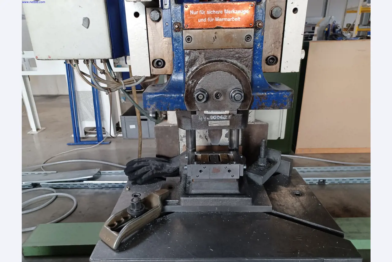 Stroje výrobce osvětlení, včetně strojů pro obrábění kovů s příslušenstvím, kontinuální lakovací systém, vysokoregálové regály, průmyslové vozíky, vozidla, IT a kancelářské vybavení.-4