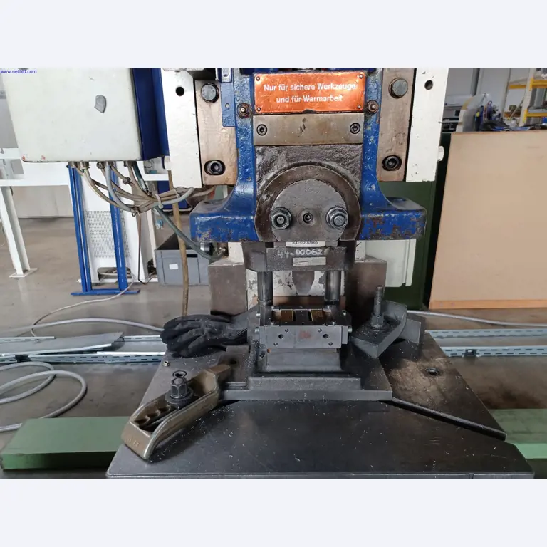 Stroje výrobce osvětlení, včetně strojů pro obrábění kovů s příslušenstvím, kontinuální lakovací systém, vysokoregálové regály, průmyslové vozíky, vozidla, IT a kancelářské vybavení.-4